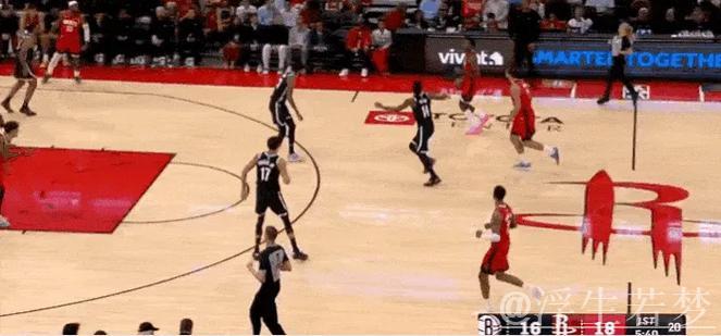 伊森带球冲击篮筐 命中上篮并造成犯规 伊森带球冲击篮筐 命中上篮并造成犯规