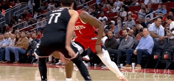 伊森带球冲击篮筐 命中上篮并造成犯规 伊森带球冲击篮筐 命中上篮并造成犯规