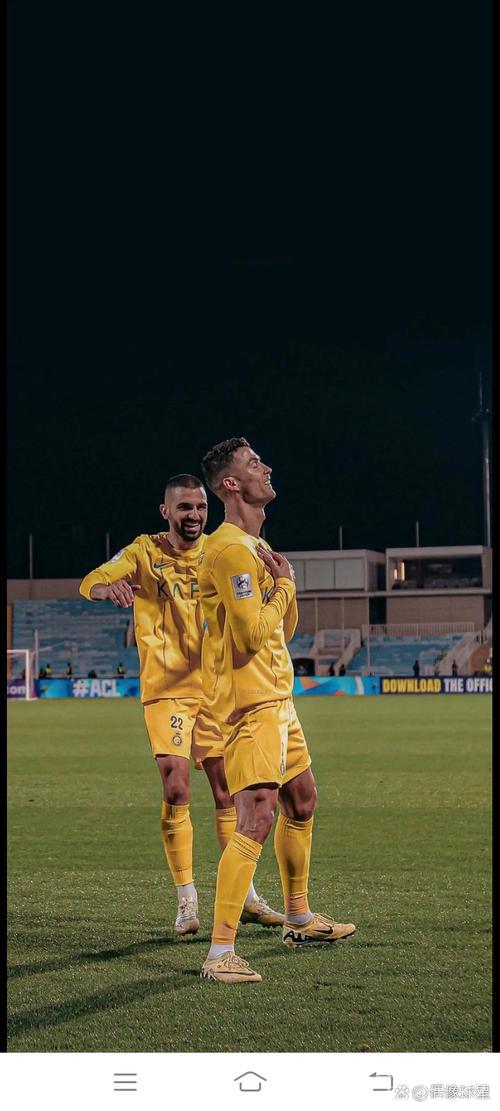 40岁C罗再现6年前经典画面：肩扛欧国联奖杯开心大笑