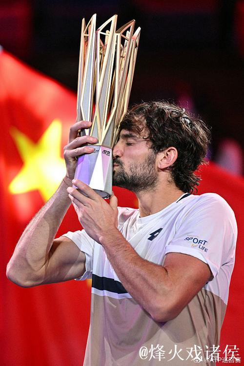 瓦舍罗2-1力克林德克内希 首捧上海大师赛冠军奖杯 瓦舍罗2-1力克林德克内希 首捧上海大师赛冠军奖杯